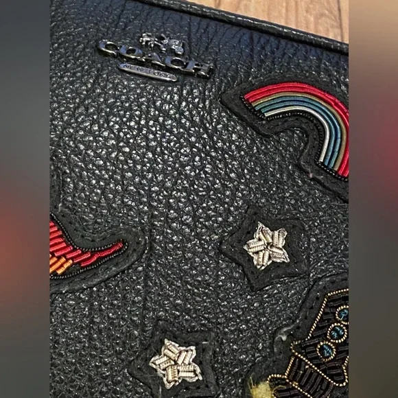 Coach CROSSBODY CLUTCH IN GRAIN LEATHER WITH SOUVENIR EMBROIDERY - Picture 5 of 12